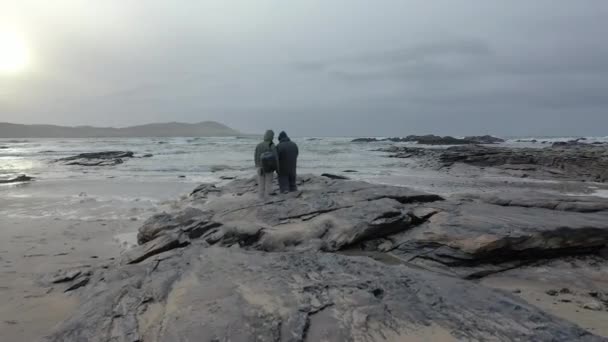 Tief über dem Strand von Portnoo Narin County Donegal, Irland — Stockvideo