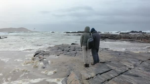 Πετώντας βαθιά πάνω από Portnoo με παραλία County Donegal, Ιρλανδία — Αρχείο Βίντεο