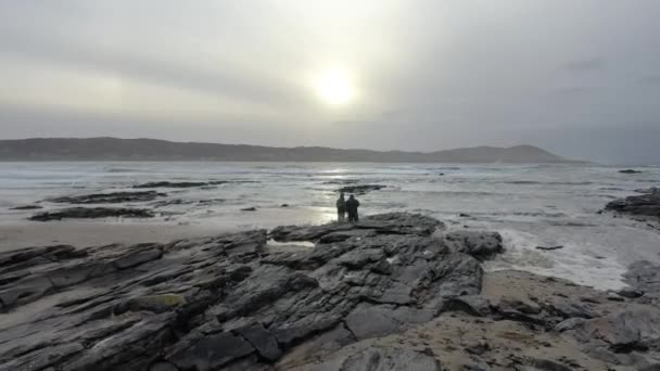 Lecące głęboko nad Portnoo Narin Beach County Donegal, Irlandia — Wideo stockowe