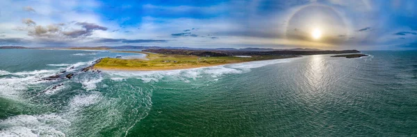 Luftaufnahme von Cashelgolan, Castlegoland, Strand, Carrickfad und dem preisgekrönten Narin Beach von Portnoo County Donegal, Irland mit einem erstaunlichen 22 Grad Halo — Stockfoto
