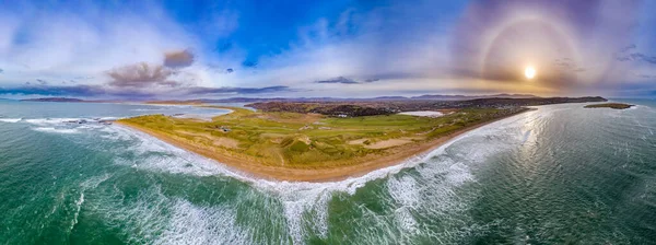 Widok z lotu ptaka na Cashelgolan, Castlegoland, plażę, Carrickfad i nagrodzoną Narin Beach przez Portnoo County Donegal, Irlandia inkluding niesamowite 22 stopni Halo — Zdjęcie stockowe