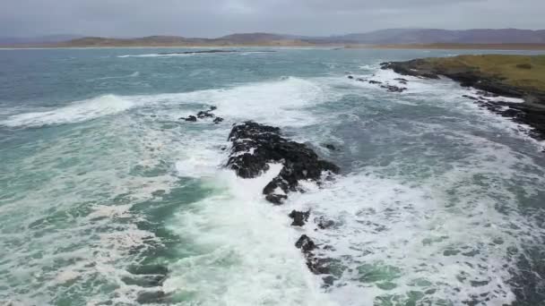 Flygfoto över Cashelgolan stranden och den tilldelade Narin Beach av Portnoo County Donegal, Irland — Stockvideo
