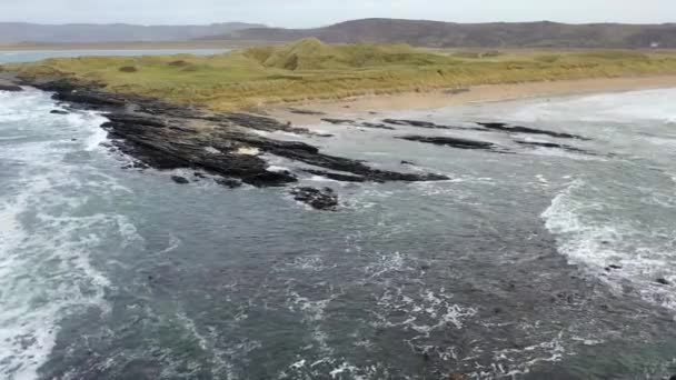 Vista aérea de la playa de Cashelgolan y la premiada Narin Beach por el Condado de Portnoo Donegal, Irlanda — Vídeo de stock