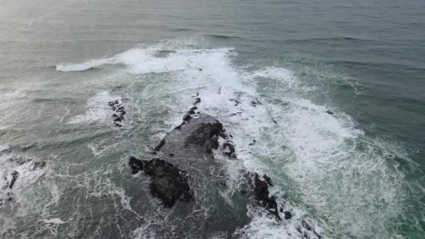 Antena ukrytych skał w oceanie Atlantyckim w Donegal — Wideo stockowe