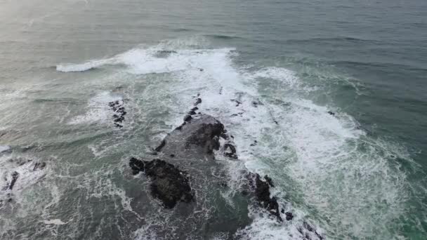 Aérea de rocas ocultas en el océano Atlántico en Donegal — Vídeo de stock