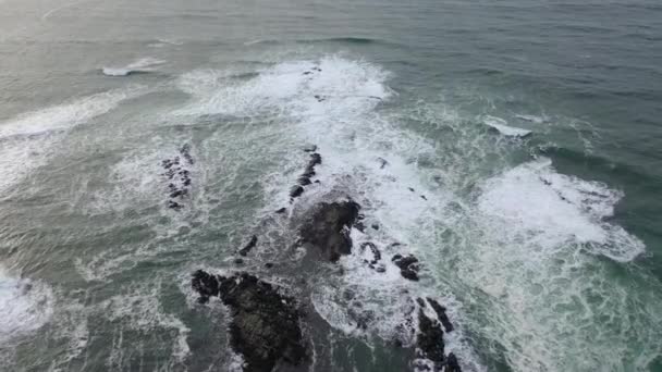 Aérea de rocas ocultas en el océano Atlántico en Donegal — Vídeo de stock