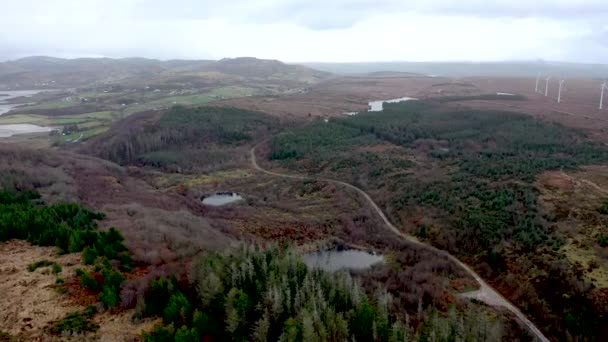 Volando sobre Bonny Glen por Portnoo en el Condado de Donegal - Irlanda . — Vídeo de stock