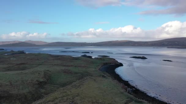 De paradijselijke kust tussen Lettermacaward en Portnoo in county Donegal - Ierland. — Stockvideo