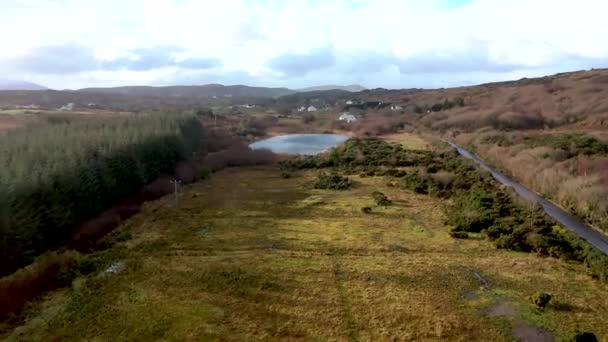 Aerial of lake in a peatbog by Clooney, Portnoo - County Donegal, Ιρλανδία — Αρχείο Βίντεο