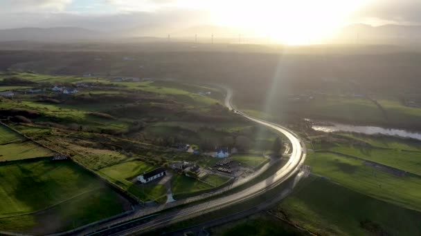 Den nya vägen och synpunkten mellan Glenties och Lettermacaward vid Gweebarray Bay i grevskapet Donegal - Irland. — Stockvideo