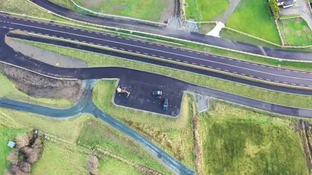 Nová cesta a výhled mezi Glenties a Lettermacaward v Gweebarray Bay n County Donegal - Irsko. — Stock video