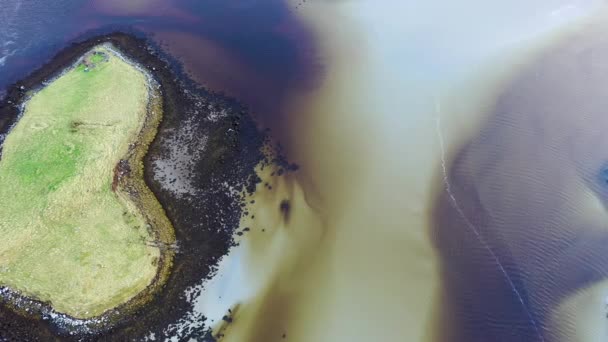 L'isola dell'amore a forma di cuore sulla costa tra Lettermacaward e Portnoo nella contea di Donegal - Irlanda . — Video Stock