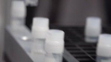 Laboratuvarda otomatik virüs ve DNA test makinesi