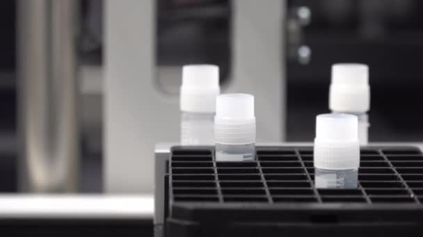 Автоматизированная машина для тестирования вирусов и ДНК в лаборатории — стоковое видео