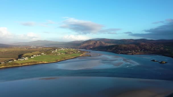 De paradijselijke kust tussen Lettermacaward en Portnoo in county Donegal - Ierland. — Stockvideo