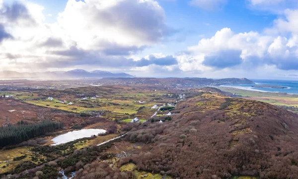 Vista aérea de la colina de Cashelgolan por Portnoo en el Condado de Donegal - Irlanda — Foto de Stock