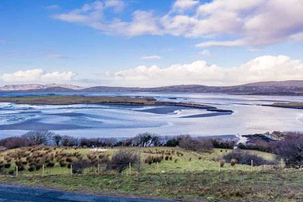 Вид из нового залива Гвибарра между Глентис и Леттермакард в графстве Донегал, Ирландия . — стоковое фото