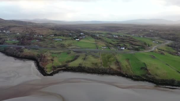 Die neue Straße und der Aussichtspunkt zwischen Glenties und Lettermacaward an der Gweebarray Bay in der Grafschaft Donegal - Irland. — Stockvideo