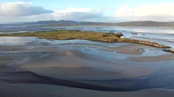 A nova estrada e ponto de vista entre Glenties e Lettermacaward na baía de Gweebarray n County Donegal - Irlanda . — Vídeo de Stock