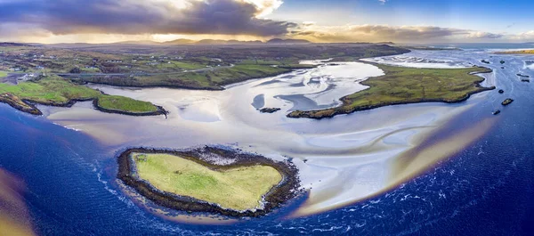 アイルランドのドニゴール州レッターマッカワードとポルティーノの間の海岸にあるハート型の島-アイルランド. — ストック写真