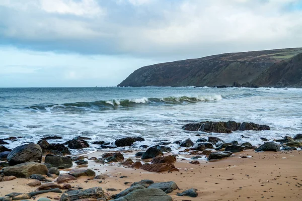 Baia di Kinnagoe nella contea di Donegal, Inishowen ha una straordinaria selezione di pietre colorate- Irlanda — Foto Stock