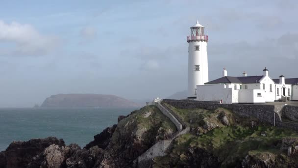 İrlanda 'nın Donegal ilçesindeki Fanad Head deniz fenerinde zaman aşımı — Stok video