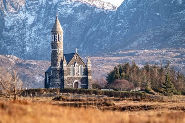 Kutsal Kalp Kilisesi, Dunlewey County Donegal 'deki Errigal Dağı' na yakın.