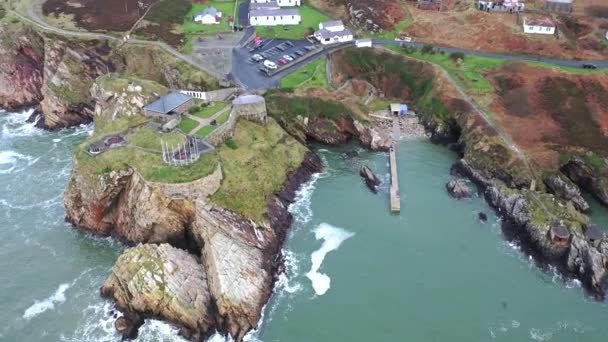 Вид с воздуха на Форт-Данри и маяк, полуостров Инишоуэн - графство Донегал, Ирландия — стоковое видео