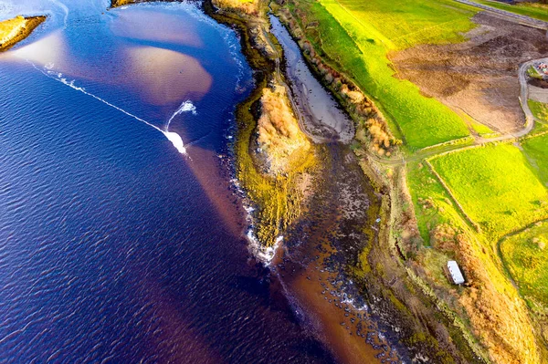 A costa paradisíaca entre Lettermacaward e Portnoo no Condado de Donegal - Irlanda . — Fotografia de Stock