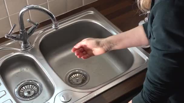 Правильная сушка рук на стальной раковине кухни — стоковое видео