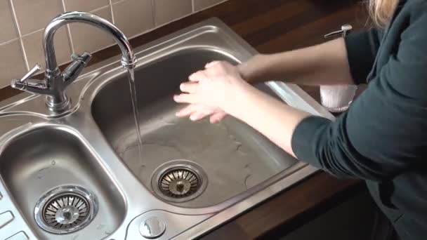 Lavage adéquat des mains démontré à l'évier de cuisine en acier — Video
