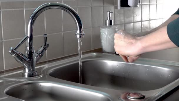 Secado adecuado de las manos demostrado en el fregadero de cocina de acero — Vídeo de stock