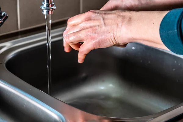 Правильное мытье рук продемонстрировано на стальной раковине кухни — стоковое фото