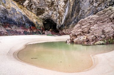 Ardara yakınlarındaki Maghera Sahili 'ndeki sahil ve mağaralar, Donegal Bölgesi - İrlanda.