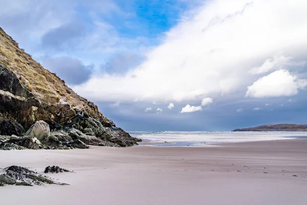 Der strand und höhlen am maghera strand in der nähe von ardara, county donegal - irland. — Stockfoto