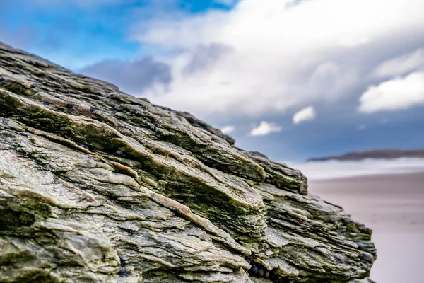 La playa y cuevas en Maghera Beach cerca de Ardara, Condado de Donegal - Irlanda . —  Fotos de Stock