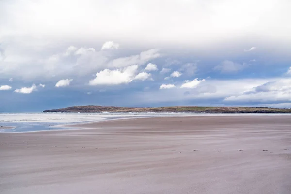 Pláž a jeskyně na Maghera Beach v blízkosti Ardara, County Donegal - Irsko. — Stock fotografie