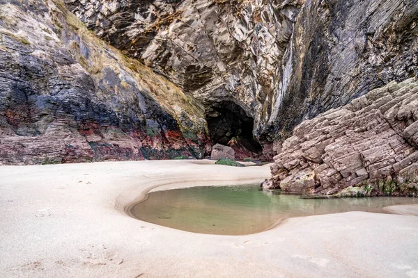 The beach and caves at Maghera Beach near Ardara, County Donegal - Ireland. — Stock Photo, Image
