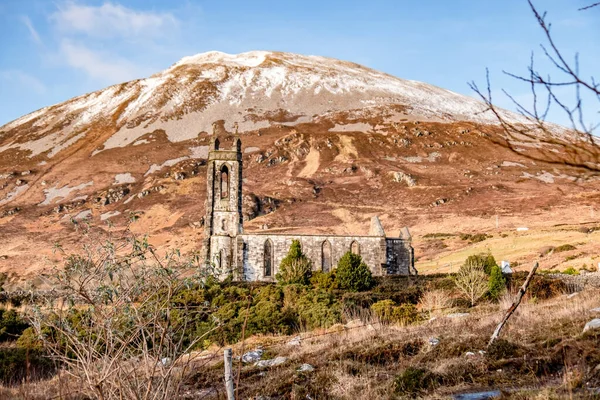 Ruiny kościoła Dunlewey w Trującym Glen na górze Errigal w Donegal, Irlandia — Zdjęcie stockowe