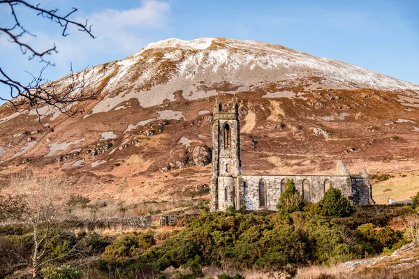 Dunlewey kyrkoruiner i Poison Glen vid Mount Errigal i Donegal, Irland — Stockfoto