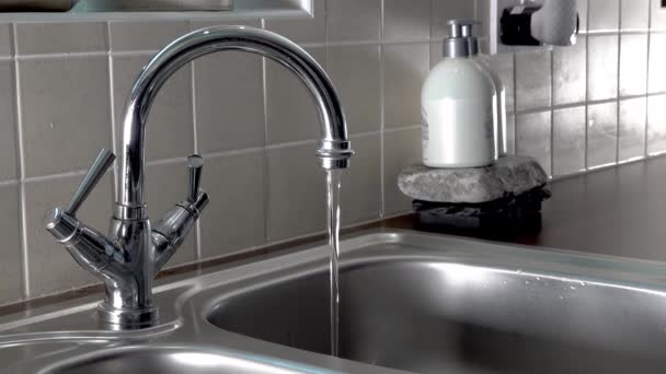 Switching water tap on and off — Stock Video