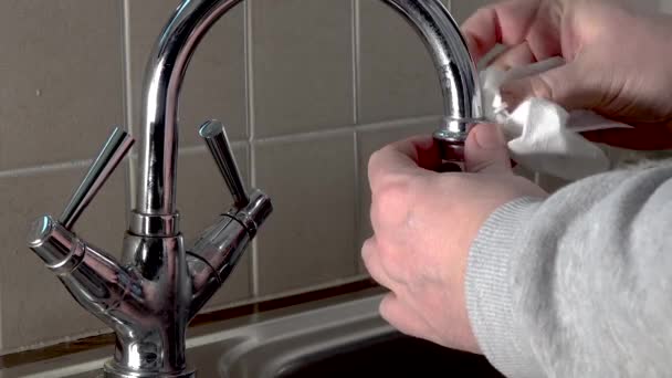 Wasserhahn an stählerner Küchenspüle polieren — Stockvideo