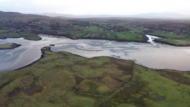 De paradijselijke kust tussen Lettermacaward en Portnoo in county Donegal - Ierland. — Stockvideo