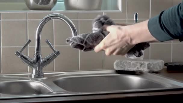 Secado adecuado de las manos demostrado en el fregadero de cocina de acero — Vídeos de Stock