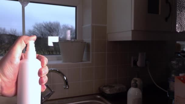 Pulverizar líquido de desinfecção para higienizar uma casa — Vídeo de Stock