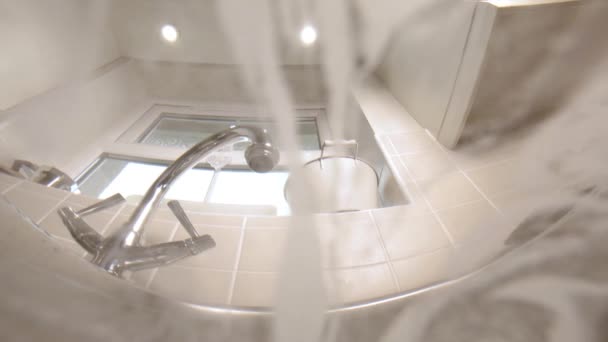 Подводный вид на кран на кухне - мытье рук — стоковое видео