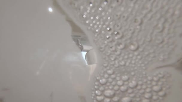 Onderwater zicht op kraan in keuken - handen wassen — Stockvideo