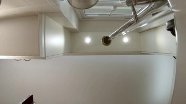 Mutfaktaki musluğun sualtı görüntüsü - el yıkama