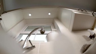 Mutfaktaki musluğun sualtı görüntüsü - el yıkama