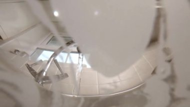 Mutfaktaki musluğun sualtı görüntüsü - el yıkama